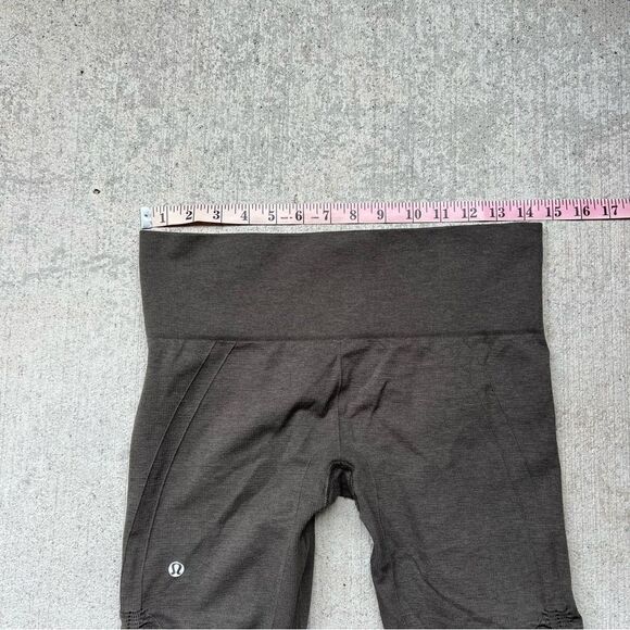 Lululemon flow crop leggings size 6 - Picture 4 of 6